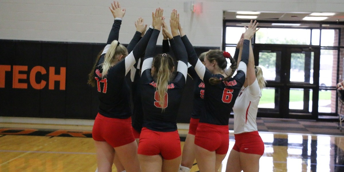 Volleyball falls in straight sets to Aquinas