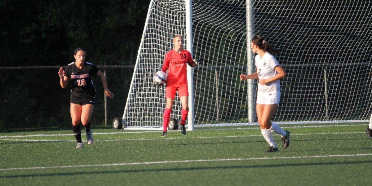 Late rally falls short for women's soccer against Aquinas, 2-1