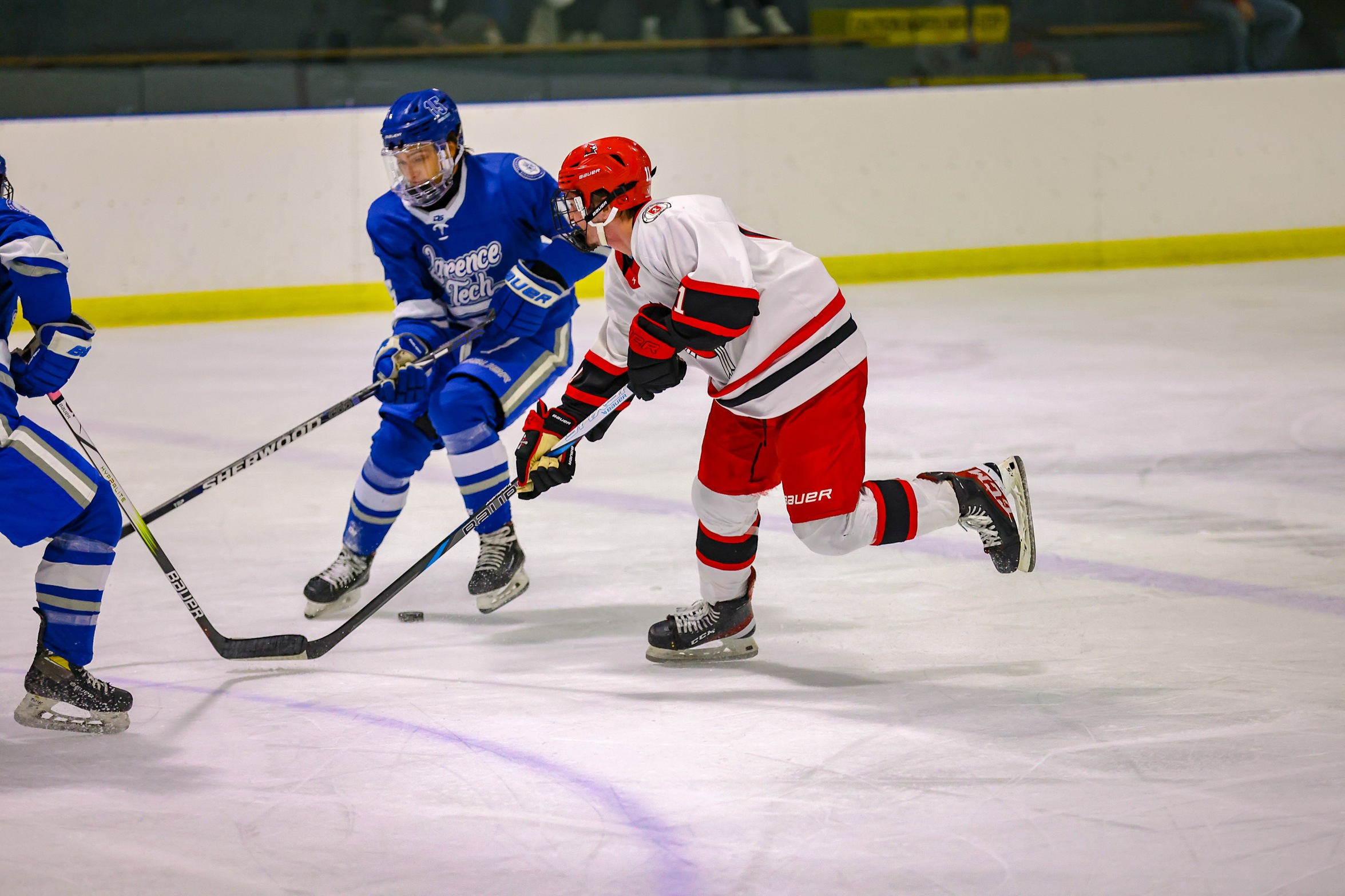 Men's Hockey falls in close game to Aquinas