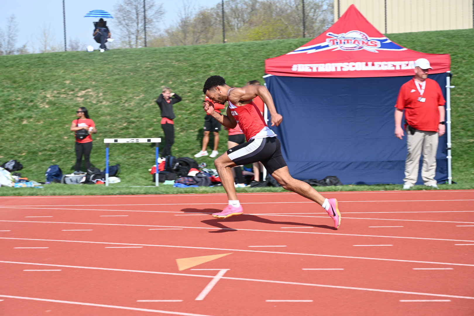 Warren records school records in 100m and 200m as Men's Track and Field performs strong at Don Kleinow Invitational