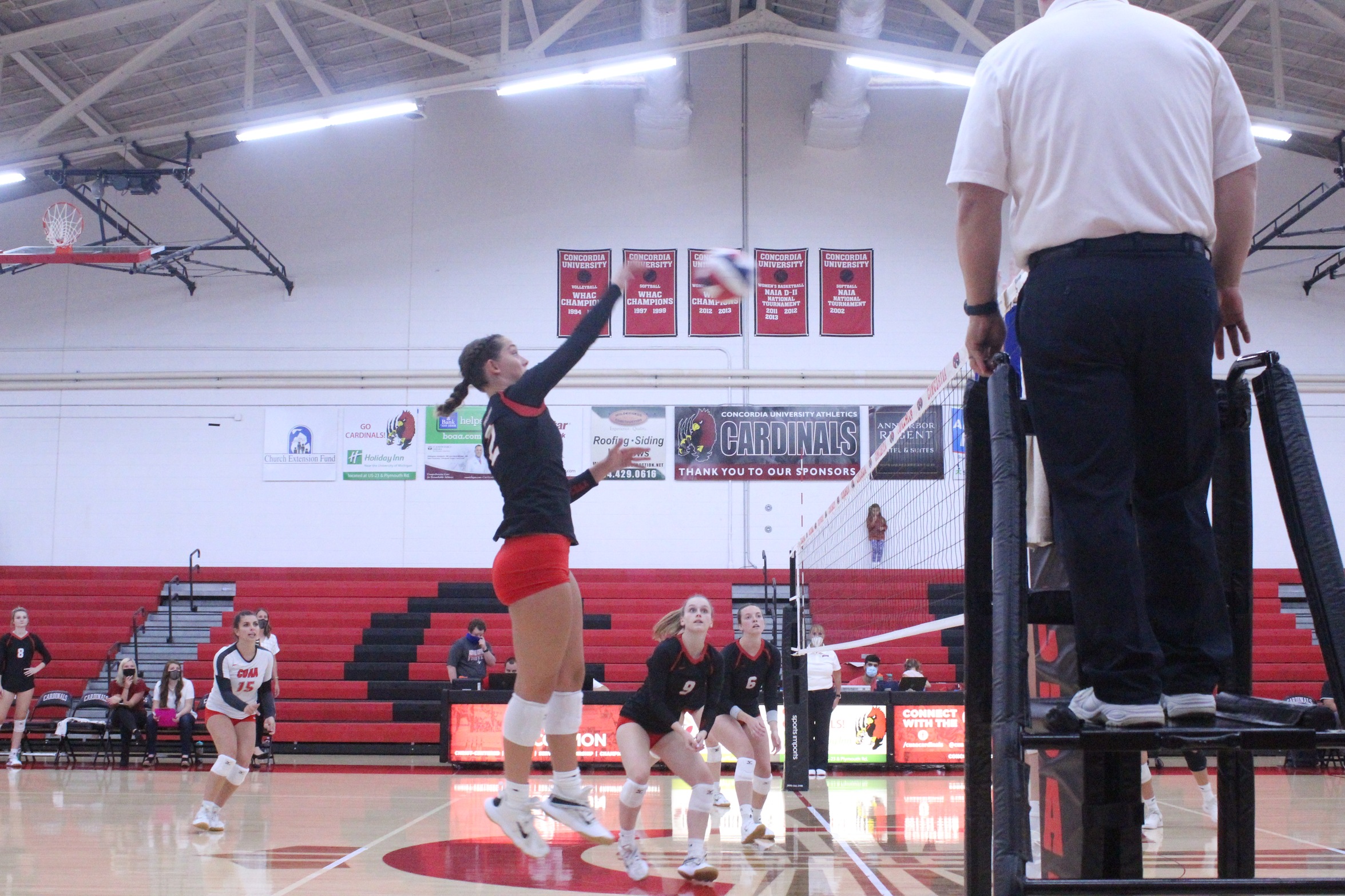 Volleyball downs UM-Dearborn in straight sets