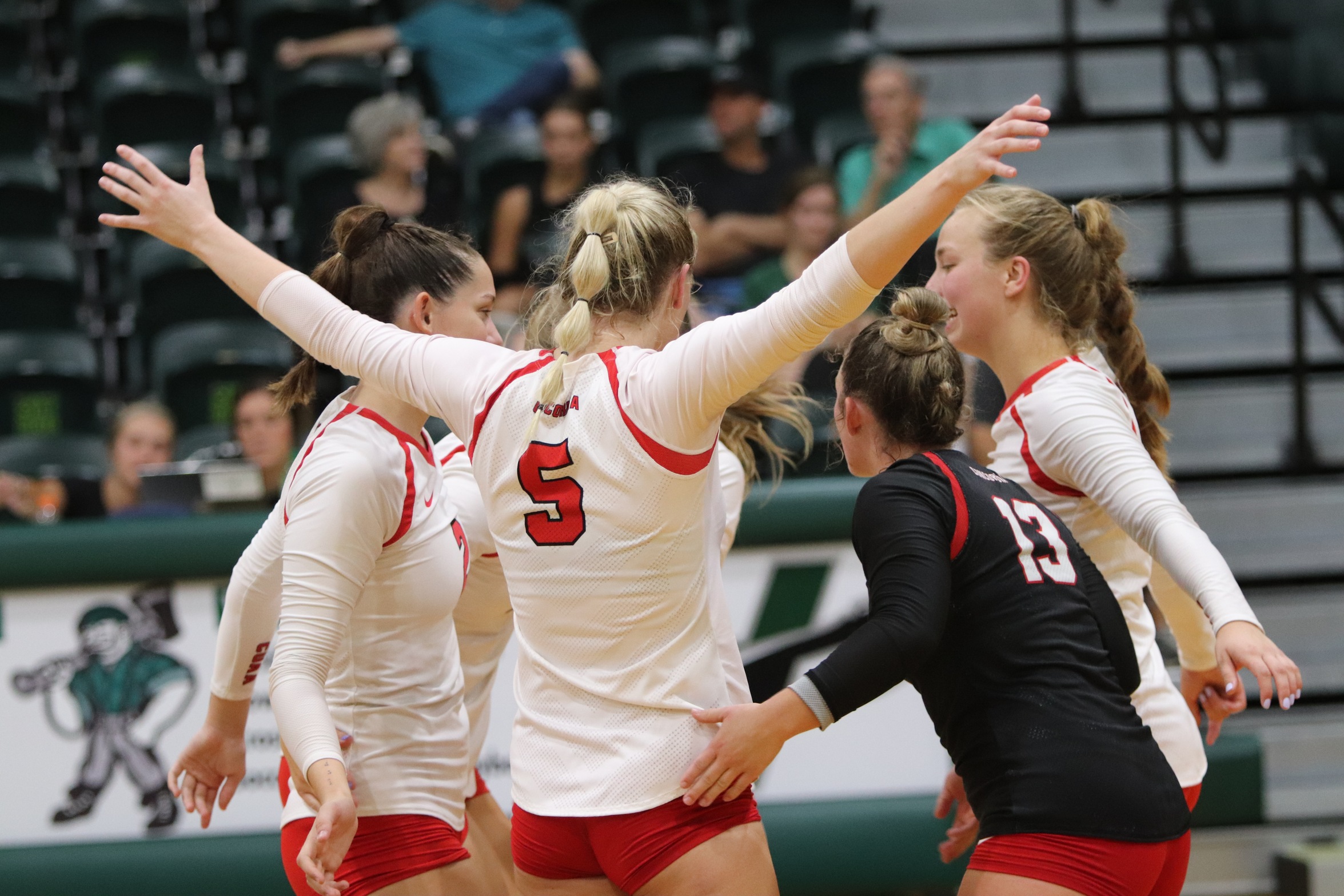 Volleyball sweeps Day Two of the Liz Lykowski Memorial Tournament