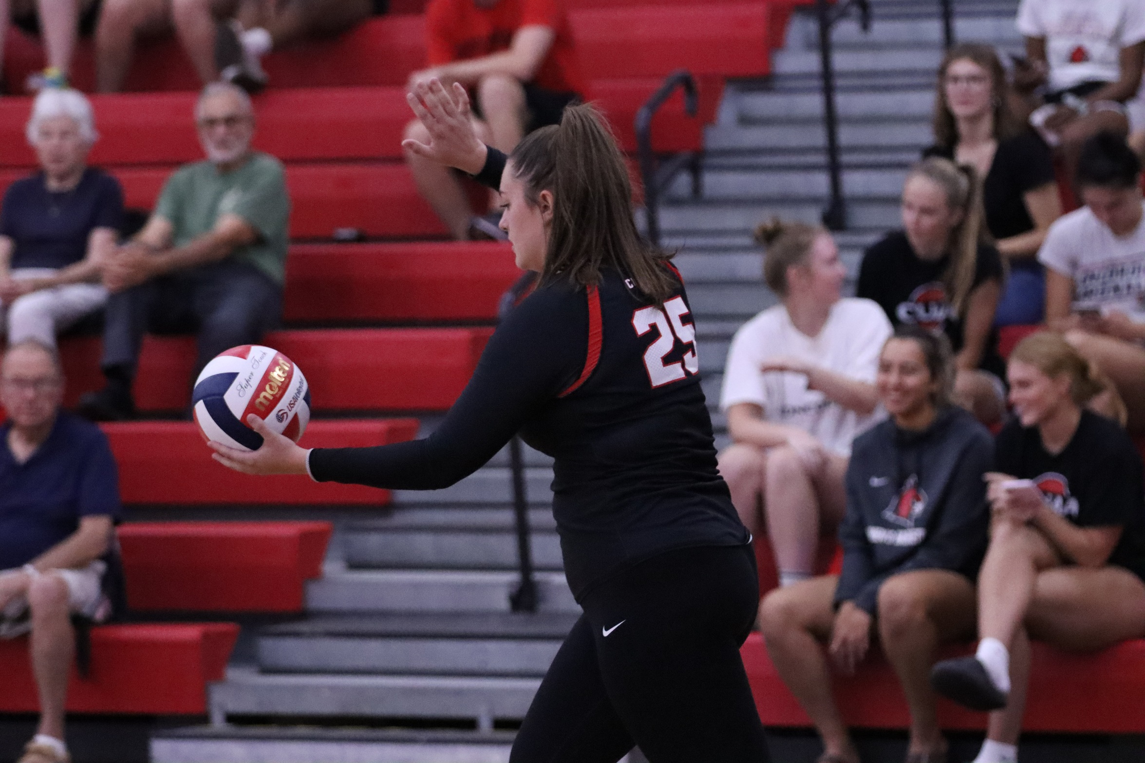 Volleyball defeats Madonna on the road