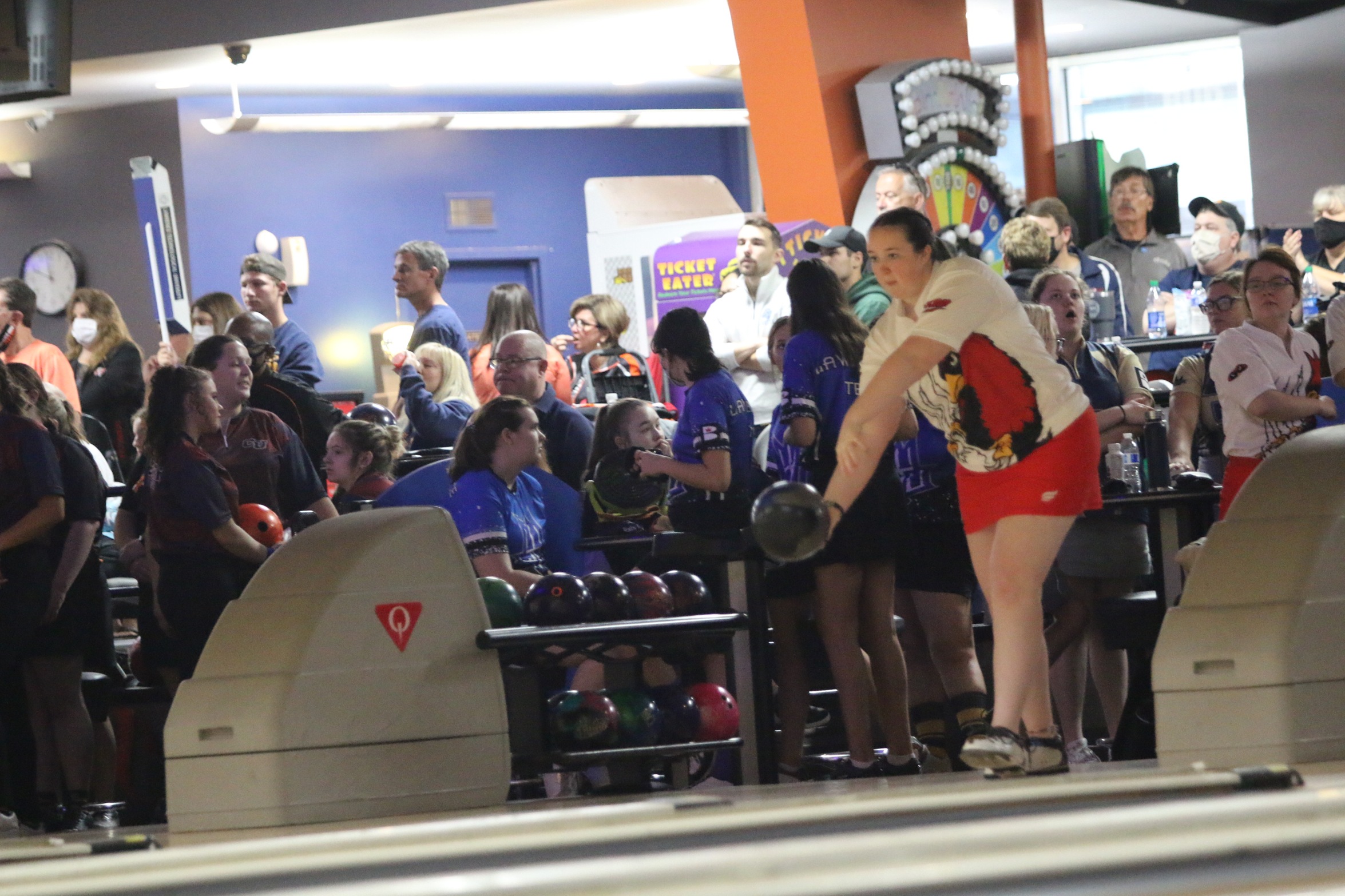 Women's Bowling places 6th at AHBA