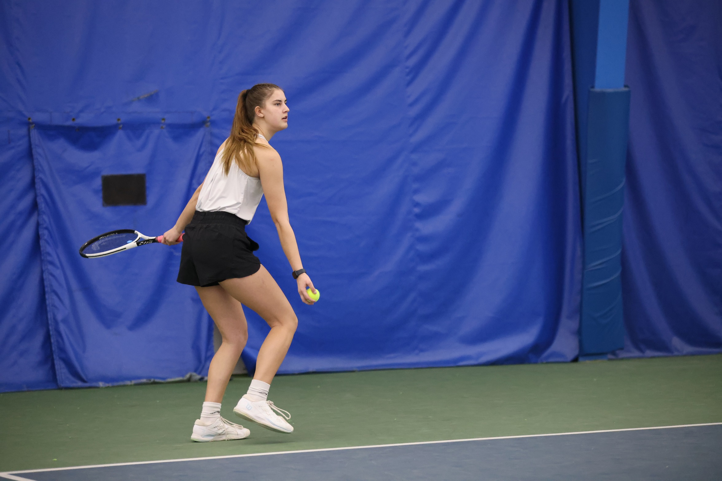 Women's Tennis sweeps Manchester at home
